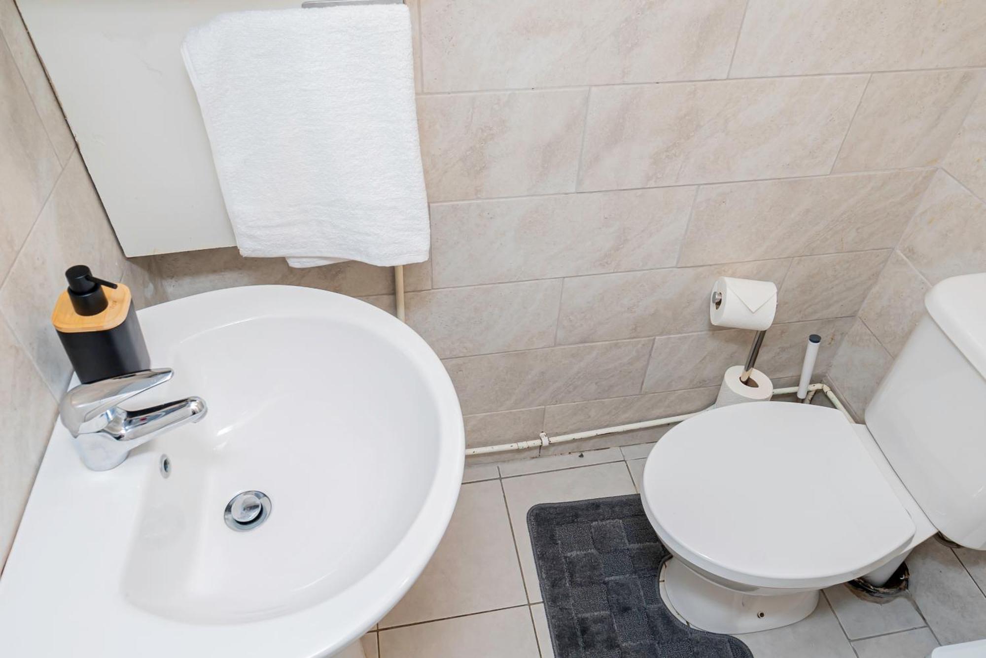 Charming 2-Bedroom Flat With A Garden And Free Parking At Abingdon Oxford Exterior foto